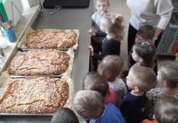 4-latki z wizytą w kuchni