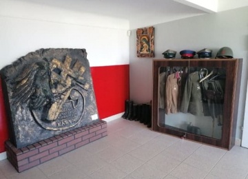 Powiększ obraz: Pomnik Ofiar Katynia w Izbie Pamięci w Szkole Podstawowej w Jeziorku