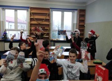Powiększ obraz: Obchody klasowych Mikołajek- w świątecznym nastroju z dużą ilością prezentów