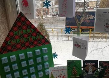 Powiększ obraz: Konkurs szkolny na najpiękniejszą kartę bożonarodzeniową i kalendarz adwentowy w języku angielskim. Gratulacje dla Ani Rogińskiej i Dawida Borysa!