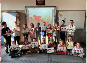 Powiększ obraz: Na edukacji plastycznej, dzieci z klasy 1c przy użyciu balonów i farb namalowały piękne makowe łąki